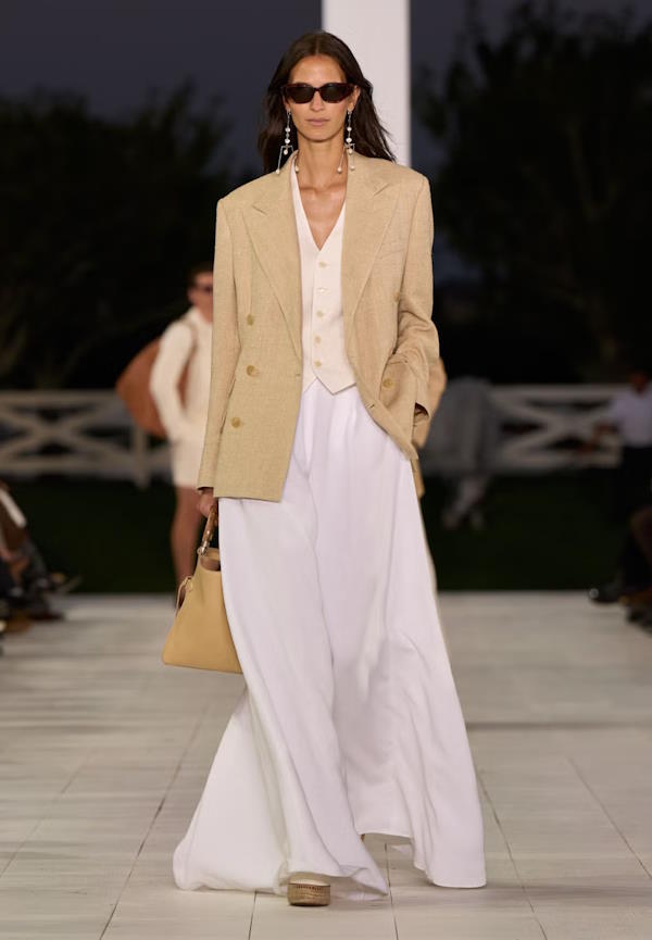 Summer resort chic dress code za 2025. 